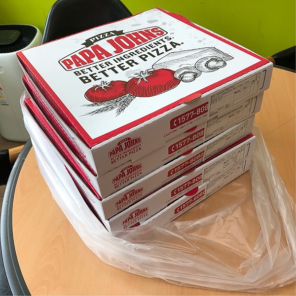 후원받은 피자 5판 사진